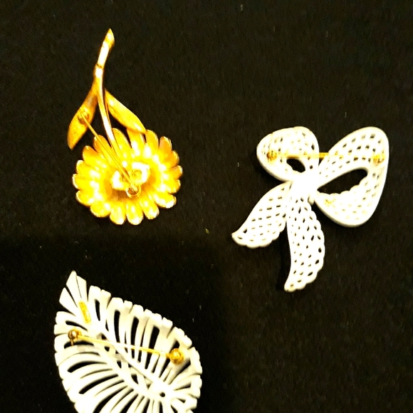 Trio of Monet White Enamel Brooches/ Pins - Picture 4 of 8